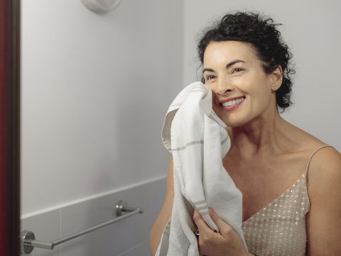 Beste Gesichtsreinigung für reife Haut: Unsere 5 Drogerie-Lieblinge