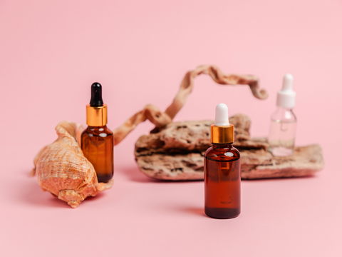 Mit diesen Seren aus der Drogerie strahlt Ihre Haut