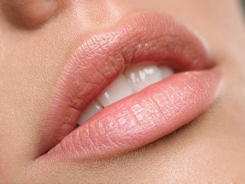 Vollere Lippen ohne OP: 4 einfache Tipps