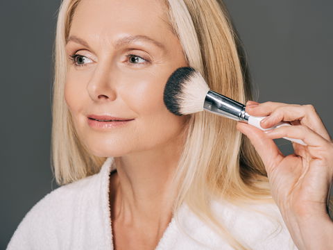 Foundation für reife Haut: Diese Drogerie-Make-ups zaubern einen ebenmäßigen Teint
