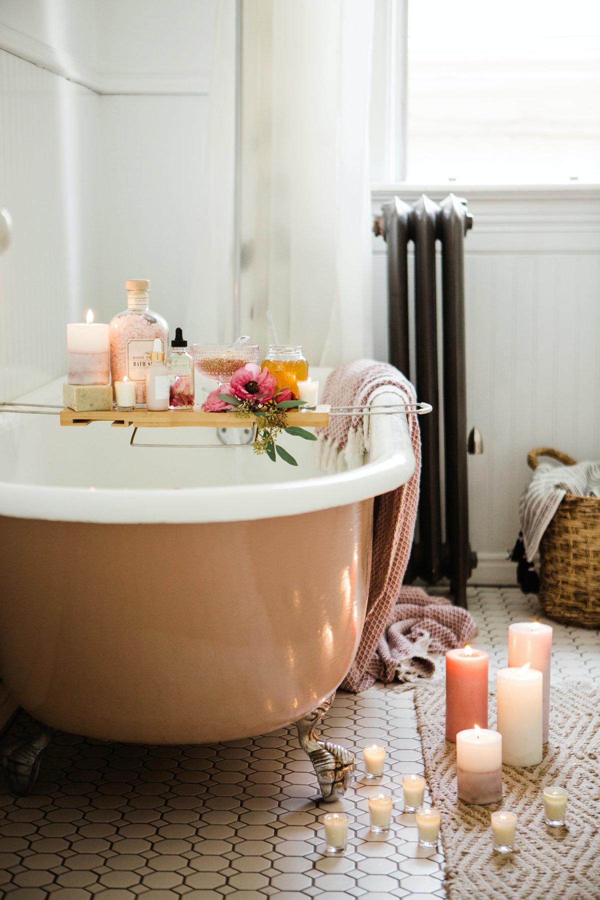 Auch eine heiße Badewanne mit vielen Kerzen hebt die Stimmung im Herbst.