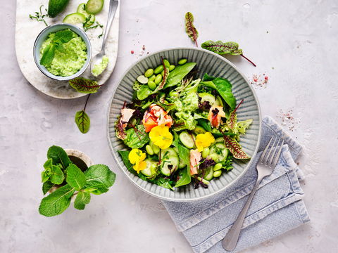Abendessen unter 400 Kalorien: Bunte Bowl mit Lachs