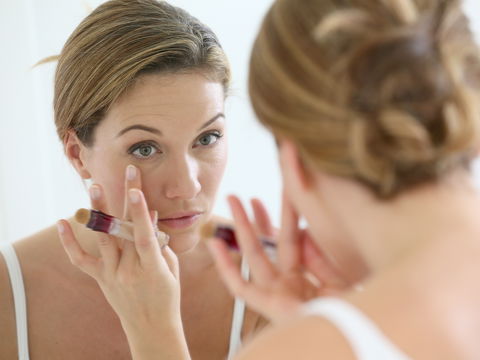 Bester Concealer für reife Haut: Das sind unsere Favoriten aus der Drogerie