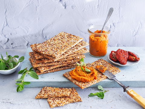 Brot backen: Rezept für Dinkel-Knäckebrot mit Tomaten-Linsen-Aufstrich