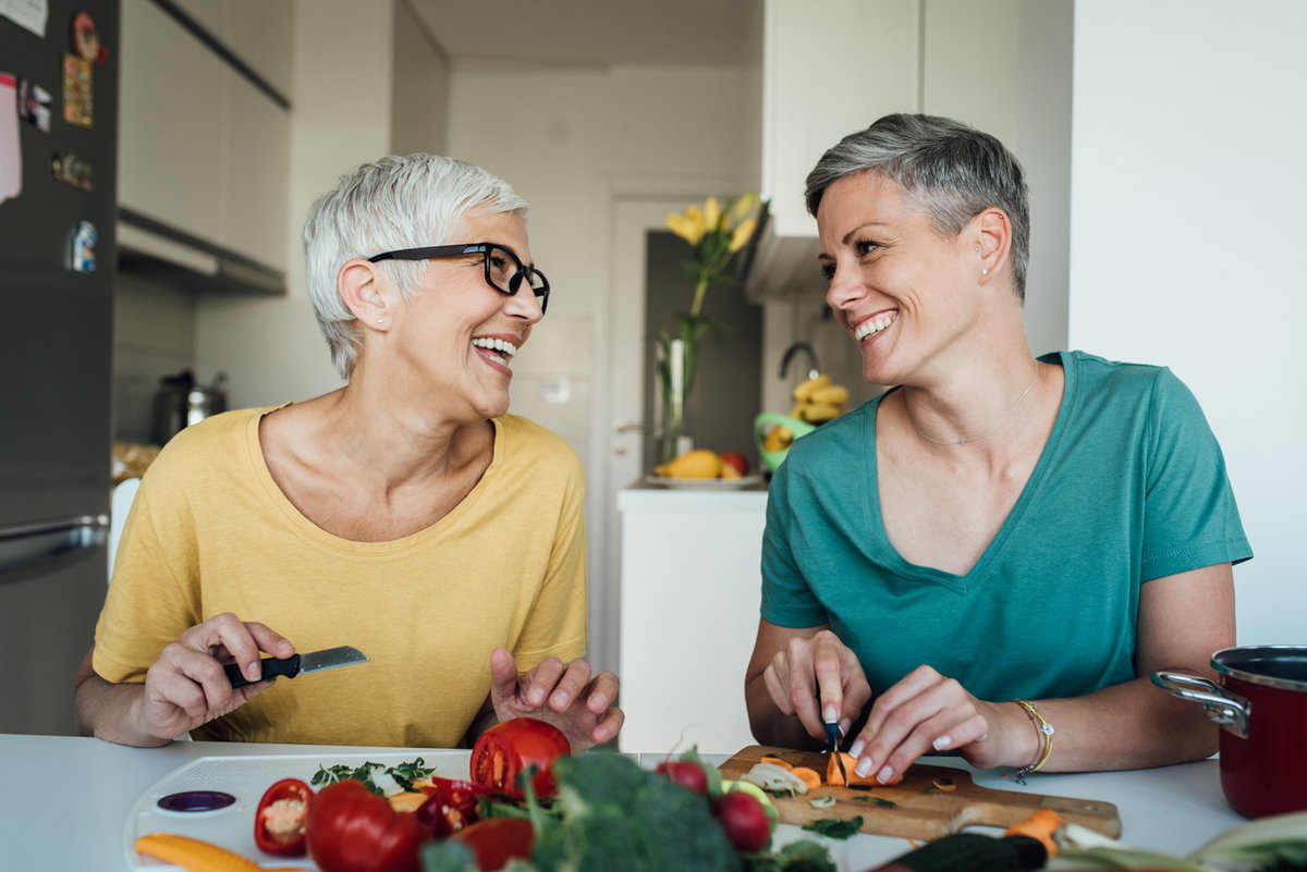zwei reife Frauen bereiten Lebensmittel in Küche vor