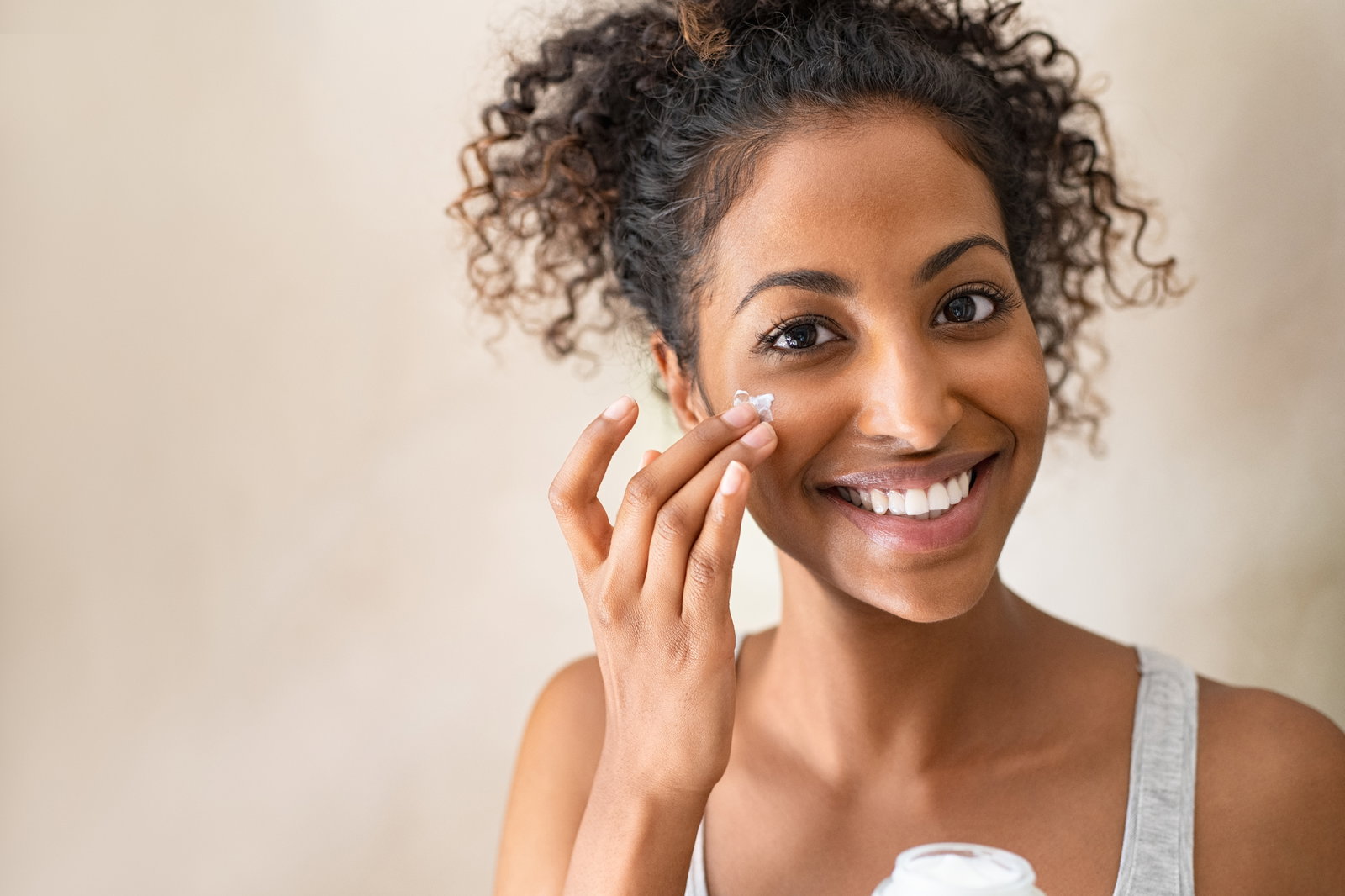 Gesichtscremes aus der Apotheke: Diese haben im Redaktionstest überzeugt