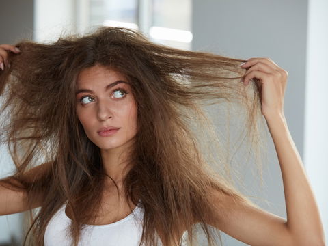 Gesunde Haare: 4 Dinge, die Frizz verursachen