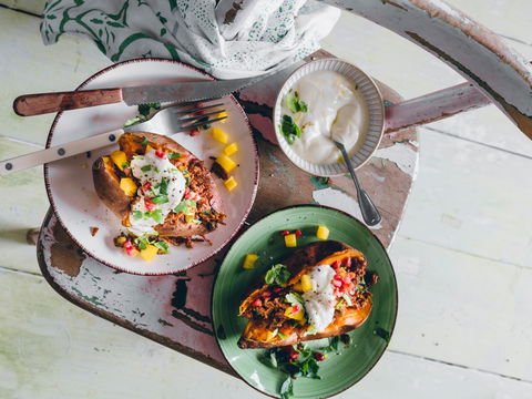 Gefüllte Süßkartoffel: Leckeres Rezept mit Rinderhack und Granatapfelkernen