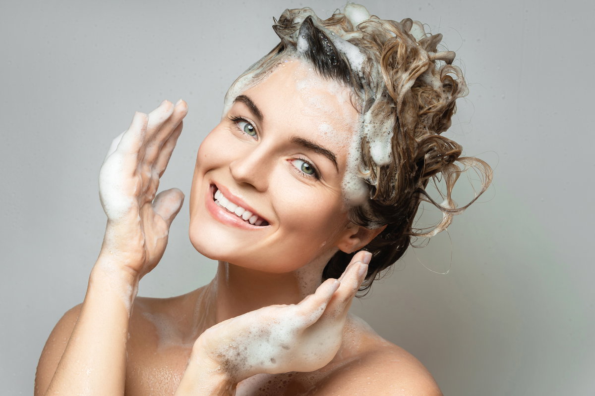 Frau wäscht Haare