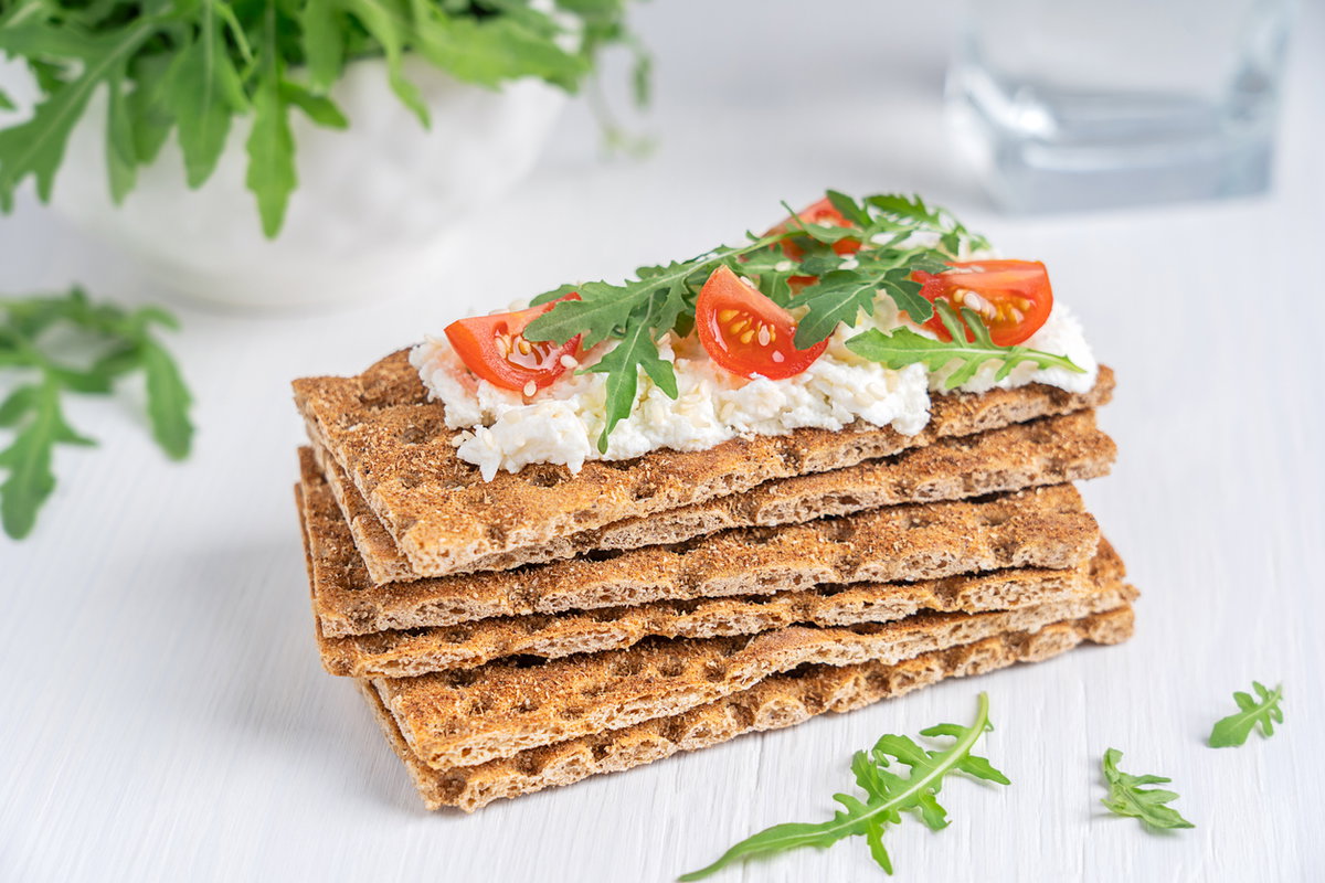 Knäckebrot mit Frischkäse und Tomaten