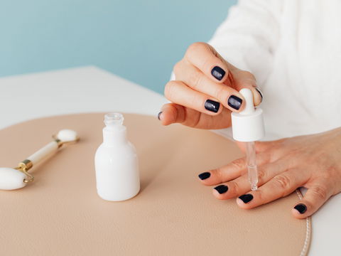 Nagelöle aus der Drogerie: Diese 5 machen strahlend schöne Nägel