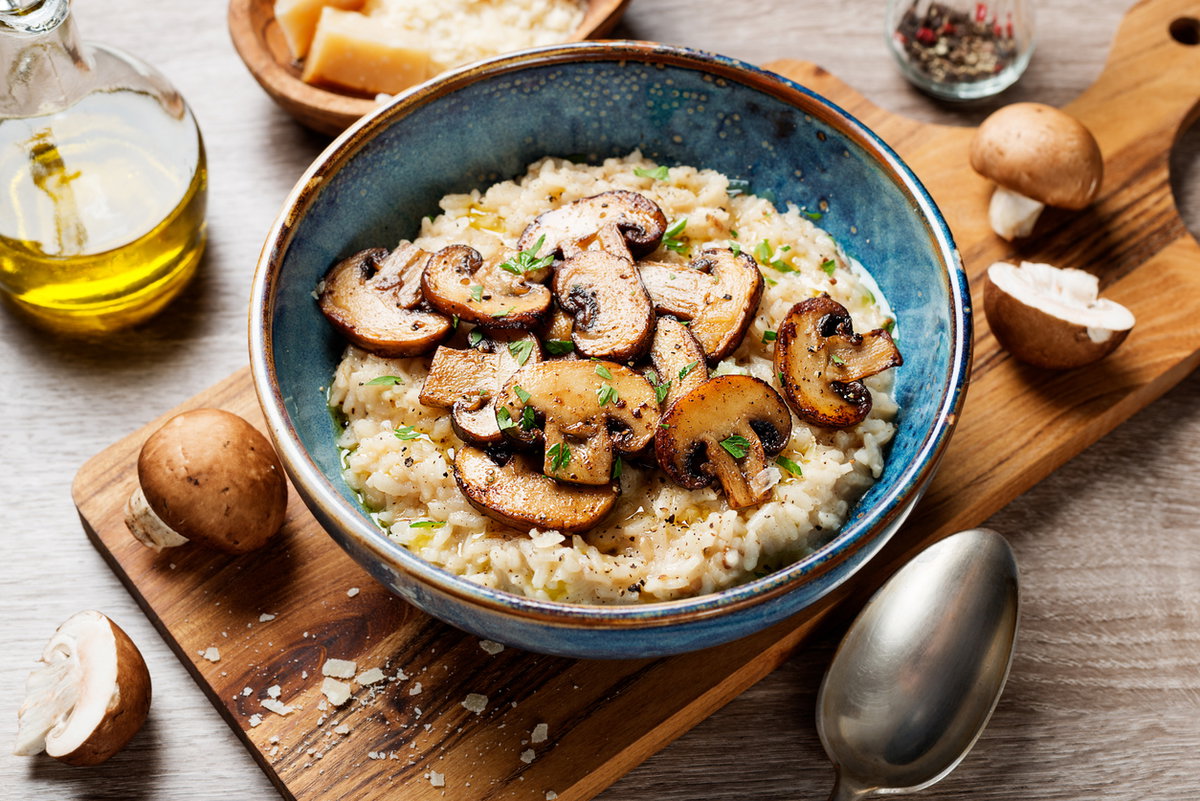 Schale mit frischem Pilzrisotto