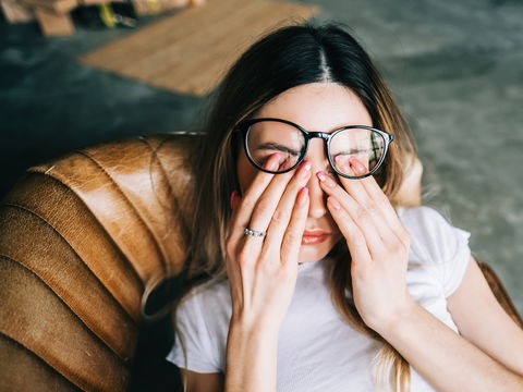 Verklebte Augen: 4 mögliche Ursachen