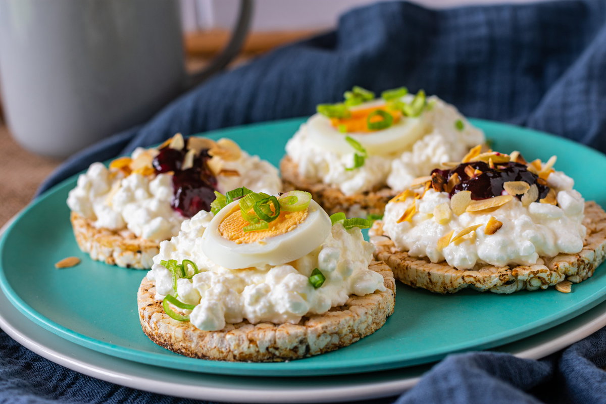 Reiswaffeln mit Hüttenkäse und Topping