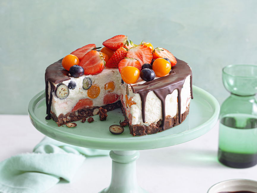 Schokotorte mit Frischkäse und Früchten
