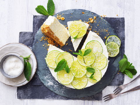 Fruchtig und frisch: Leckerer Kokos-Cheesecake mit Limetten