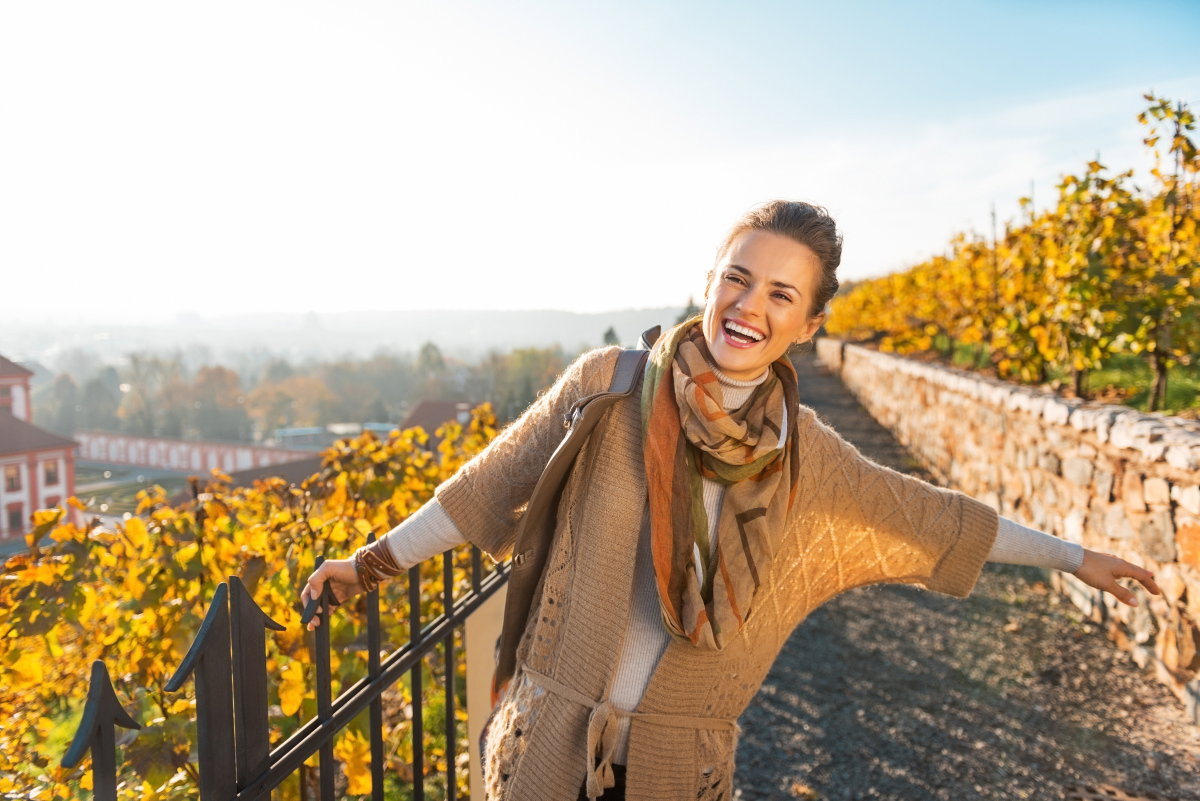 Frau macht Herbstspaziergang