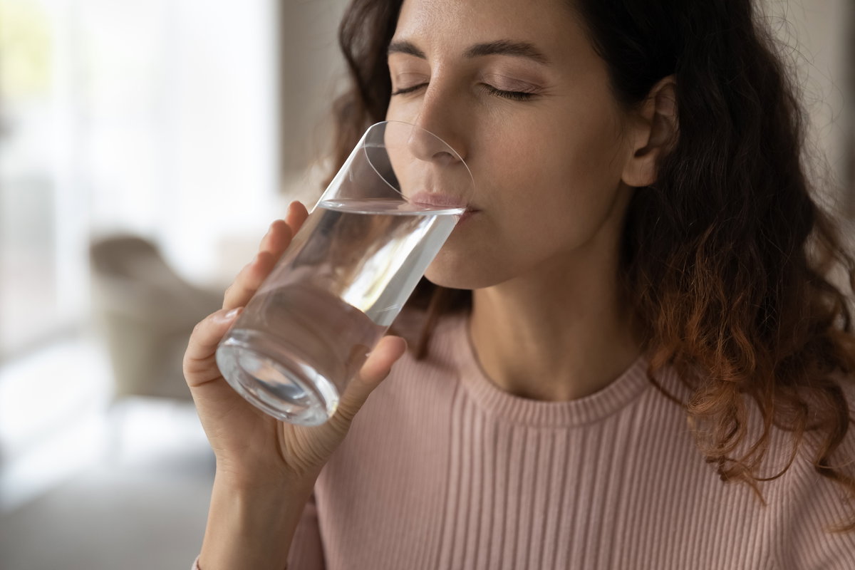 Frau trinkt Wasser