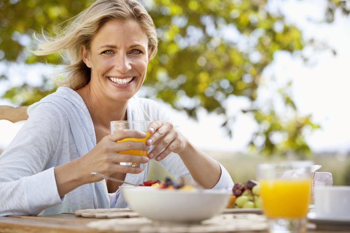 Frau am Frühstückstisch