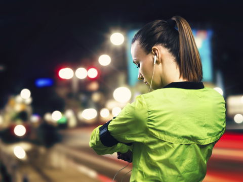 Laufen in der Dunkelheit: 4 Gadgets, mit denen Sie nicht übersehen werden