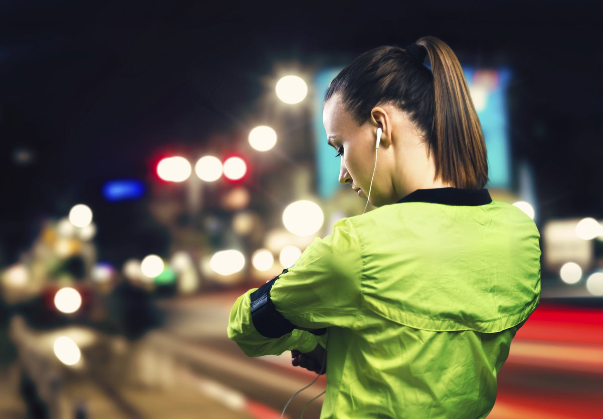 Frau joggt im Dunkeln