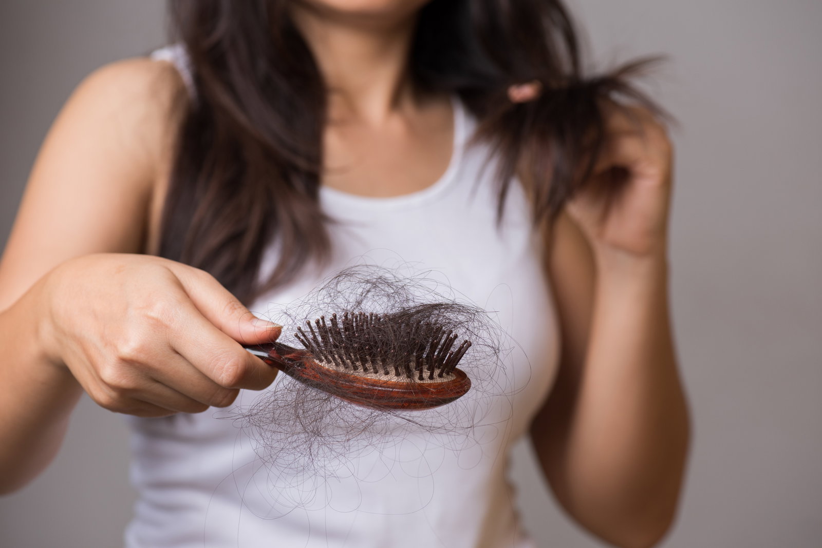 Haarausfall: Ursachen, Lösungen und Möglichkeiten zur Behandlung