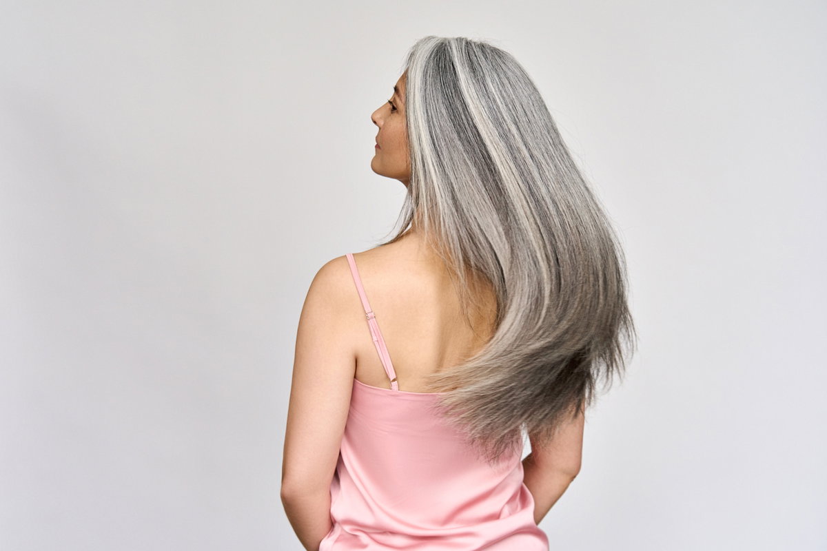 Rüclansicht einer reifen Frau mit langen grauen Haaren