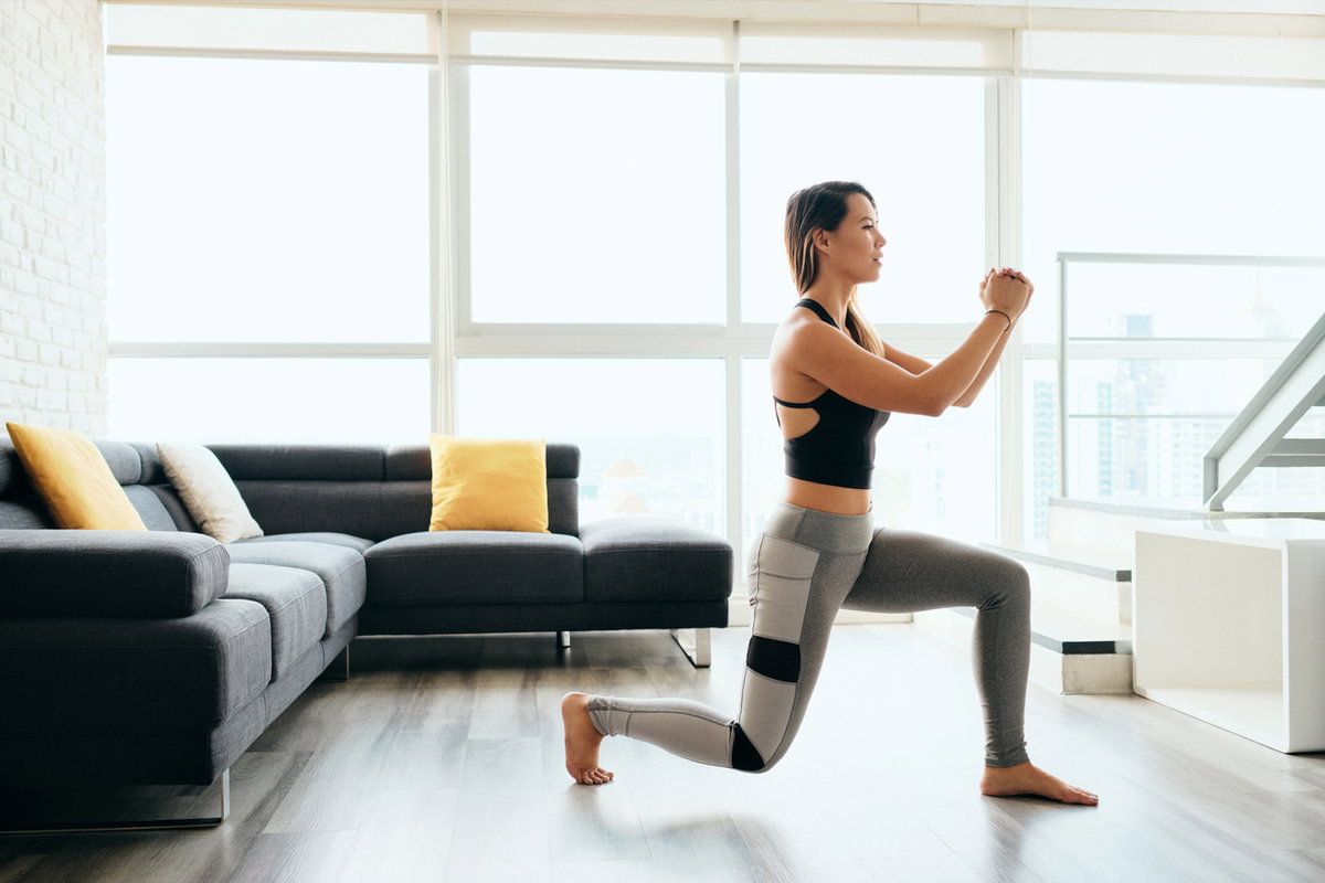 Frau macht Lunges