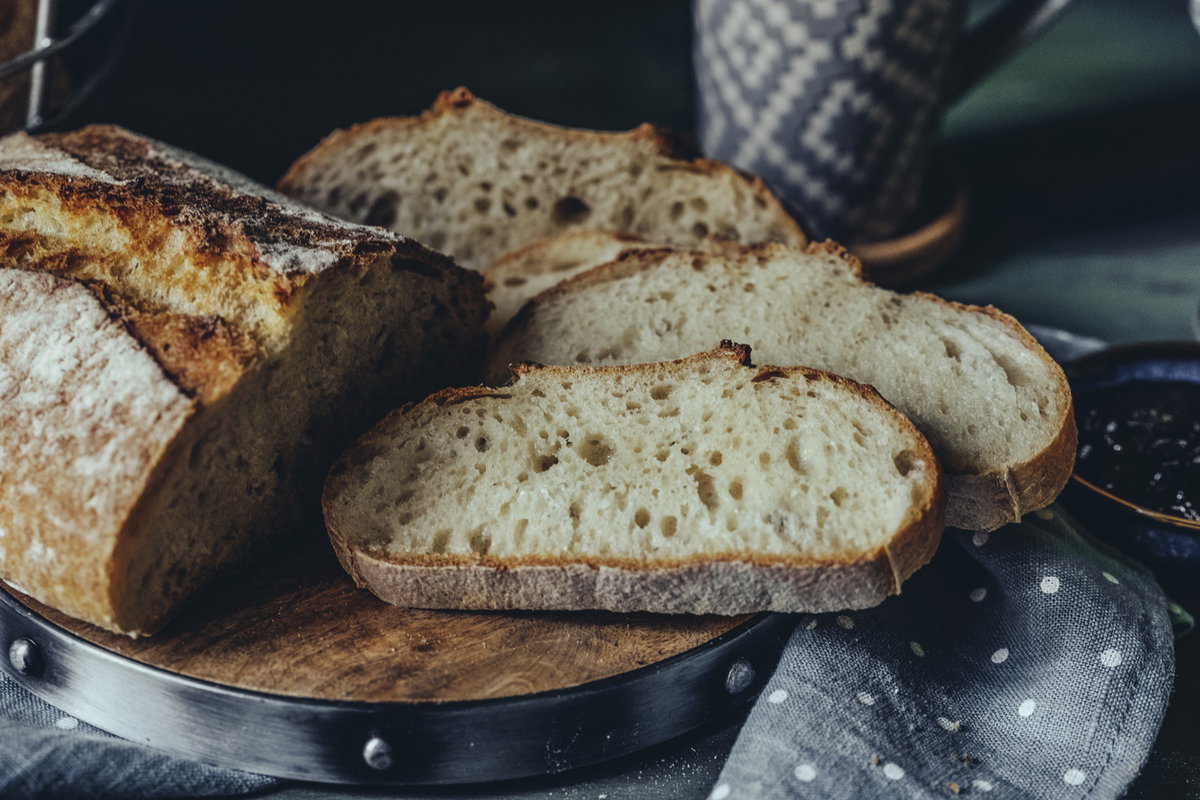 Aufgeschnittenes Sauerteigbrot