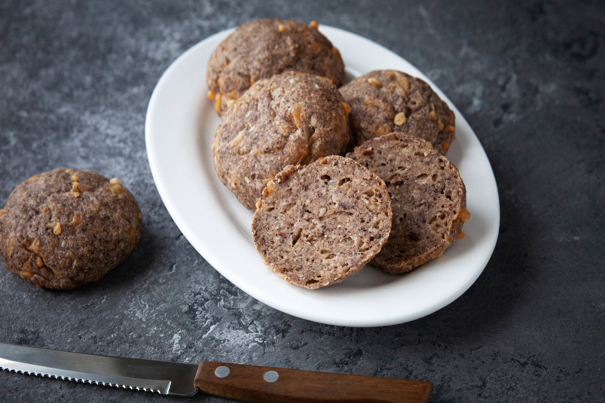 Glutenfreie Brötchen mit Flohsamenschalen auf Teller