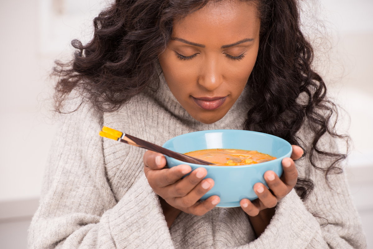Frau geniesst Suppe