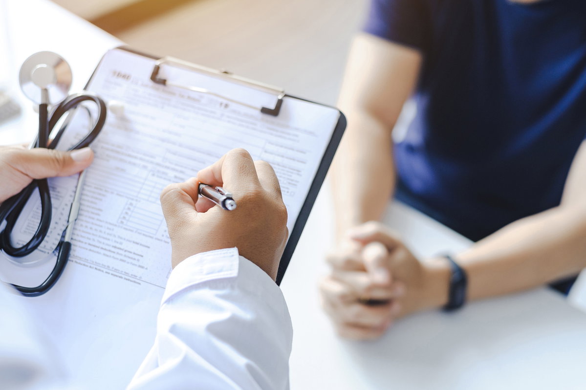 Arzt mit Clipboard untersucht Patienten