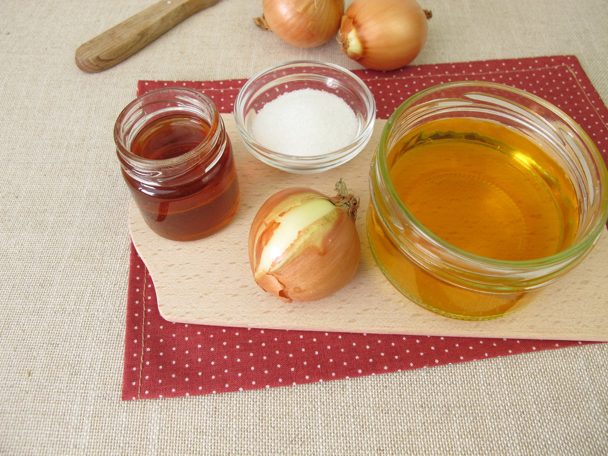 Frischer Zwiebelsaft mit Zucker und Honig