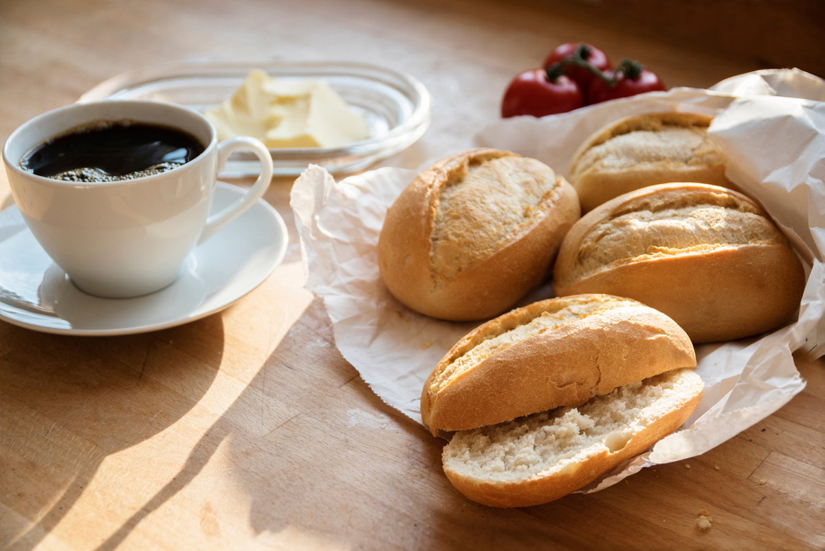 Frühstücksbrötchen mit Kaffeee und Butter