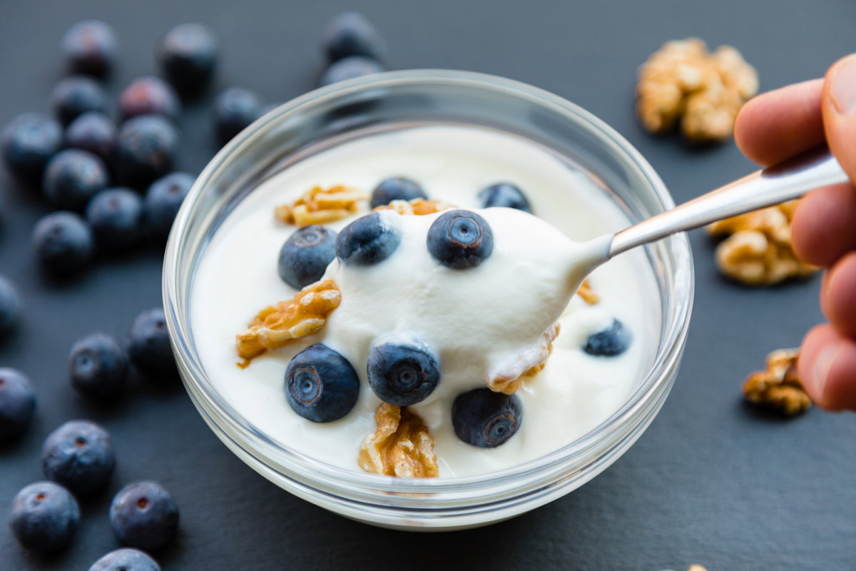 Schüsselchen Joghurt mit Blaubeeren und Walnüssen