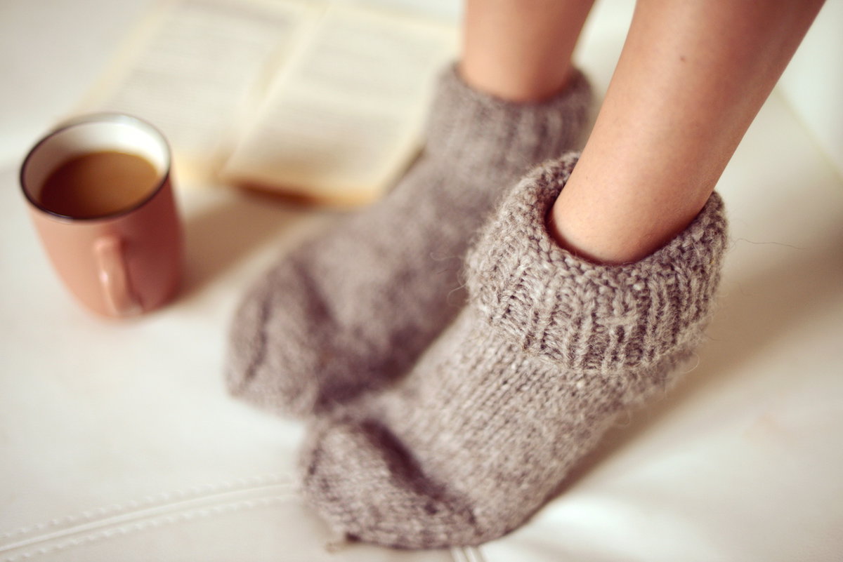 Frau mit dicken Wollsocken