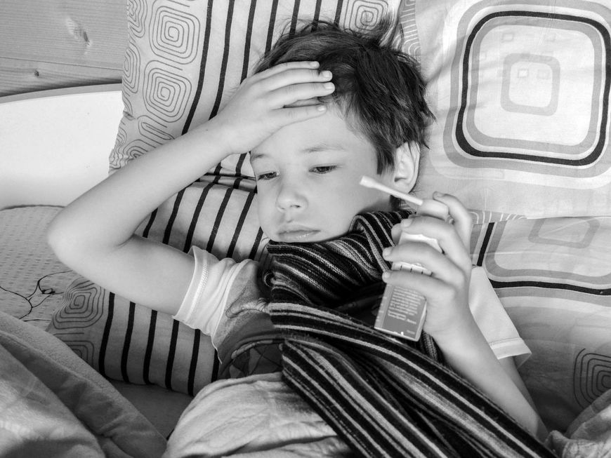 Kind mit Asthmaspray