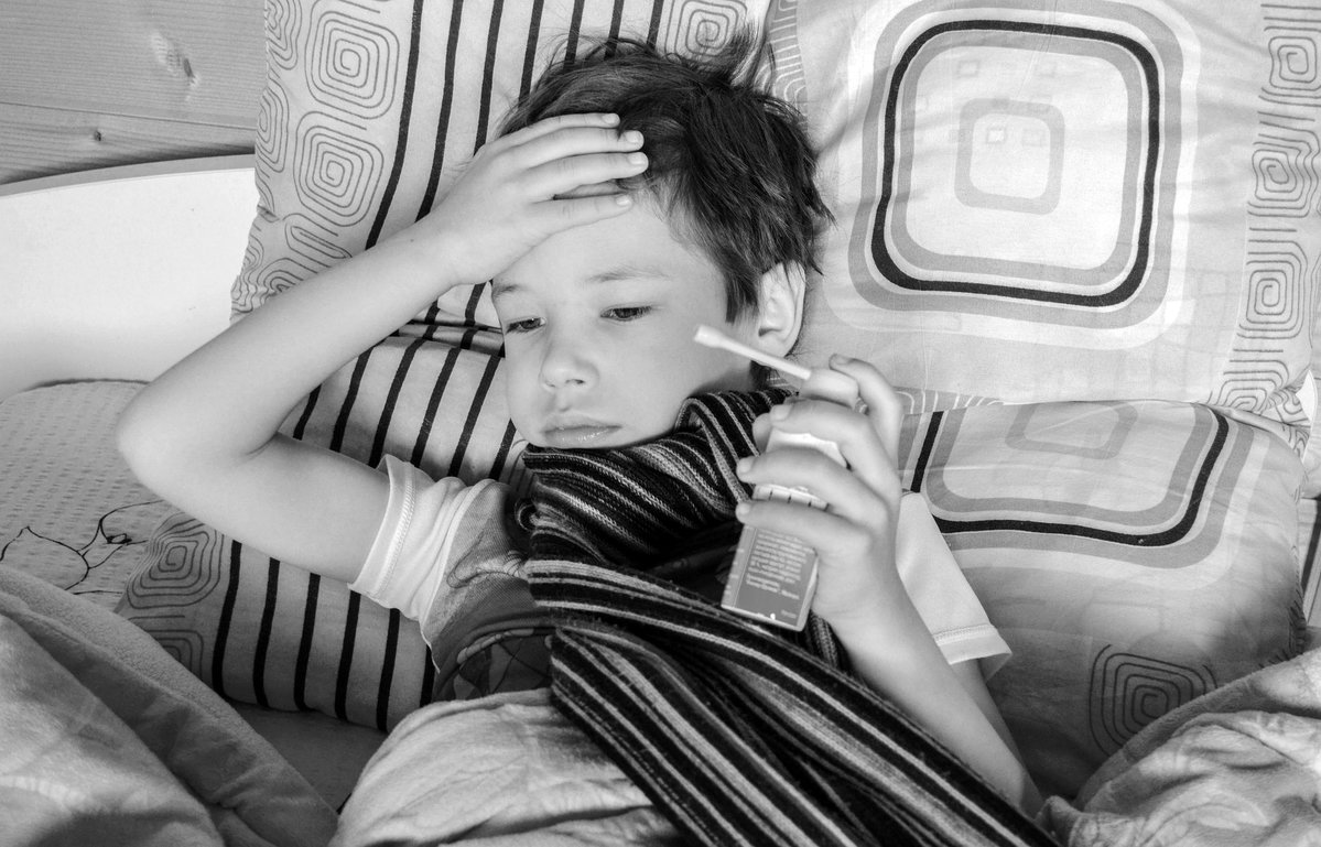 Kind mit Asthmaspray