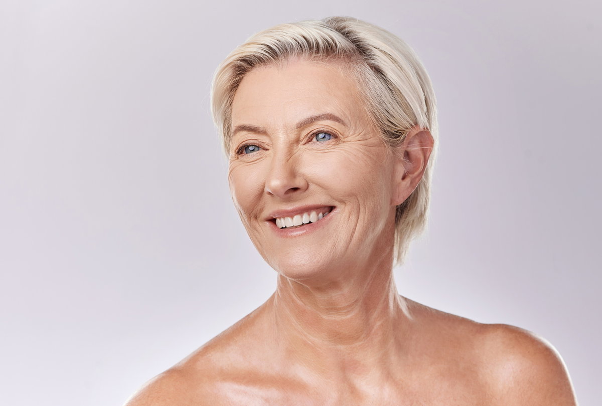 Porträt einer reifen Frau mit kurzen Haaren