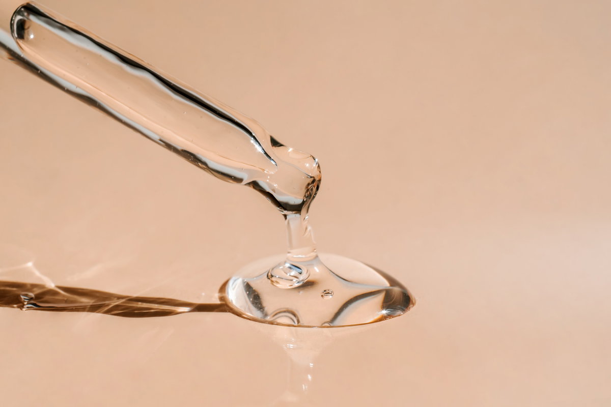 Nahaufnahme eines Tropfens Serum aus Pipette