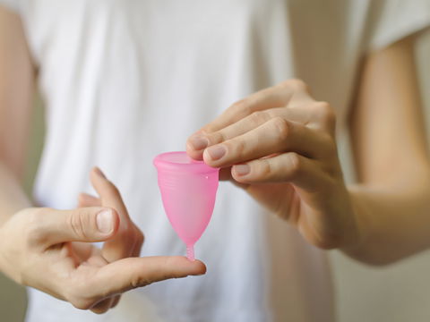 Menstruationstasse einführen – so machen Sie es richtig