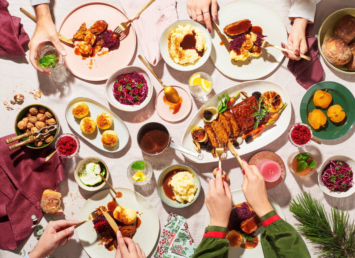 Top-Ansicht eines festlich geschmückten Weihnachtstisches mit Braten