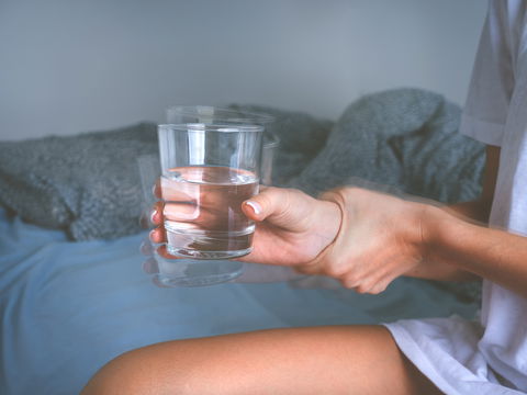 Zitternde Hände: 4 Ursachen, die Sie kennen sollten 