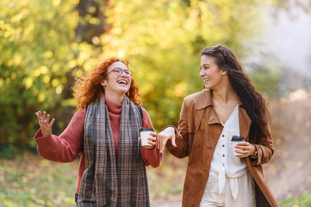 Zwei Frauen gehen spazieren