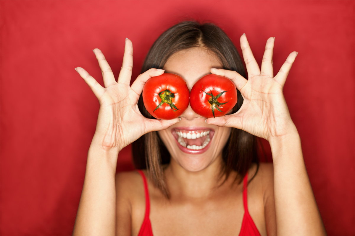 Frau mit Tomaten