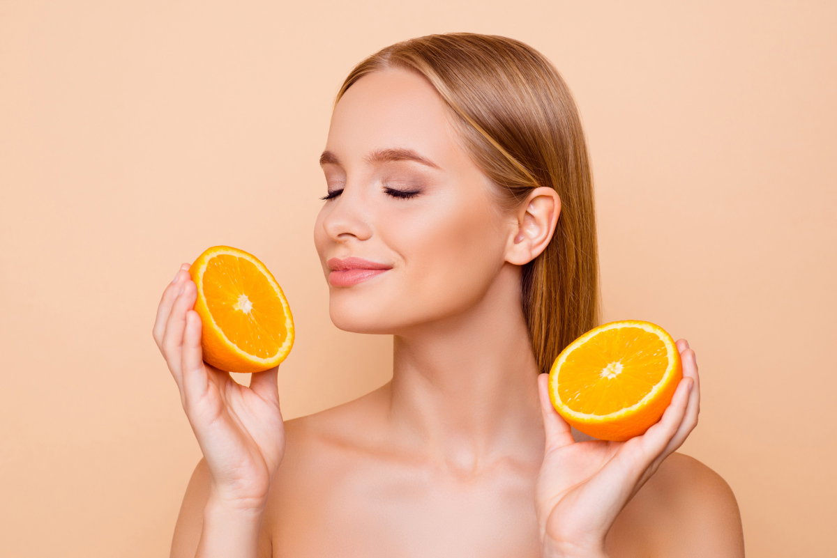 Frau und Orangen