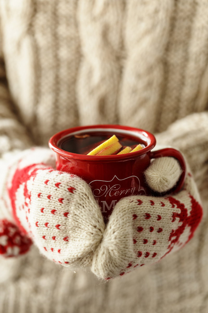 Frau hält Glühwein