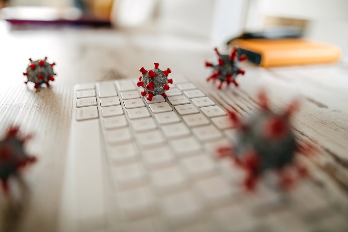 Modelle von Keimen liegen auf einer Tastatur