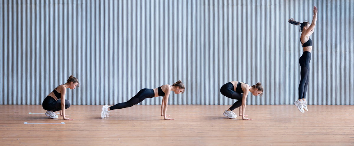 Frau macht einen Burpee