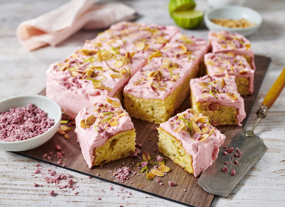 Saftiger Nusskuchen mit Zucchini und Ruby-Limettencreme